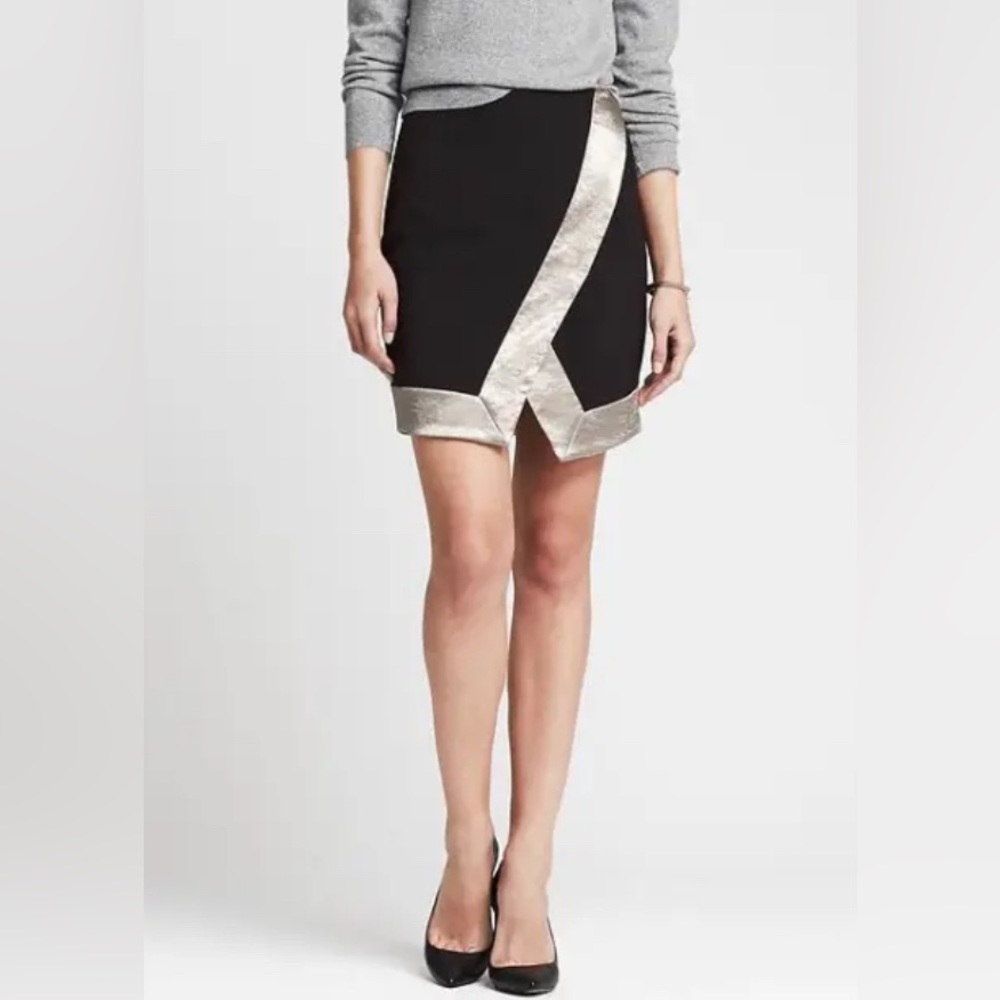 *Discounted Ship* NWT Banana Republic skirt, Black with satin trim.
